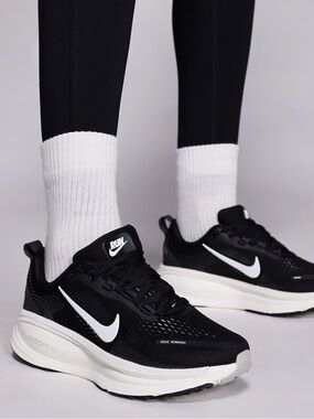 Nike Vomero 18
Older Kids' Road Running Shoes black-white size 3Y gently used
